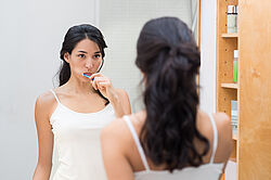Photo d'une femme qui se brosse les dents