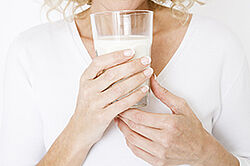 Photo d'une senior avec un verre de lait