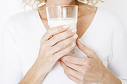 Ostéoporose Photo d'une senior avec un verre de lait