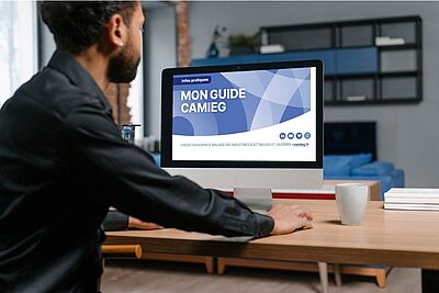 personne lisant un document sur son ordinateur