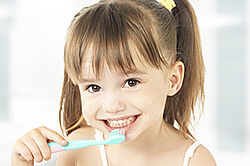 Photo d'une petite fille qui se brosse les dents