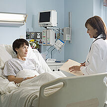 Photo d'une femme dans un lit d'hôpital et d'un médecin à son chevet