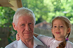 Photo d'un grand-père et d'une petite fille