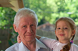Être pensionné de réversion ou orphelin Photo d'un grand-père et d'une petite fille