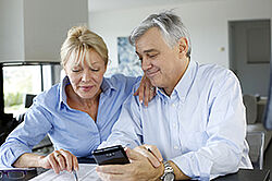 Photo d'un couple calculant leurs remboursements