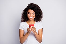 Jeune femme utilisant son smartphone