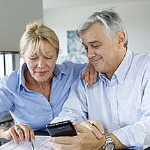 Photo d'un couple calculant leurs remboursements