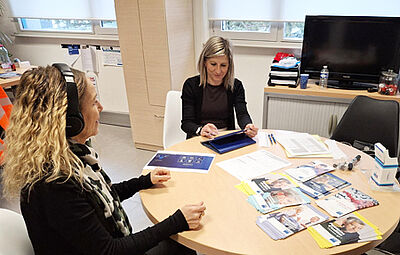 deux personnes en atelier autour d'une table ronde
