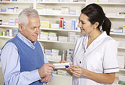 Photo d'un senior avec une pharmacienne