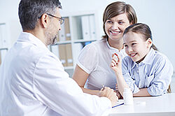 Photo d'un médecin avec un enfant et sa maman