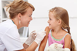 Photo d'une petite fille qui se fait vacciner