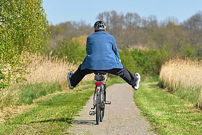 senior su un vélo