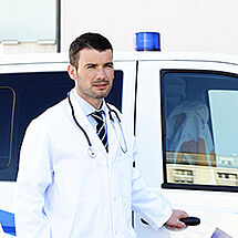 Photo d'un médecin devant une ambulance