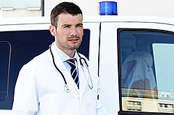 Photo d'un médecin devant une ambulance