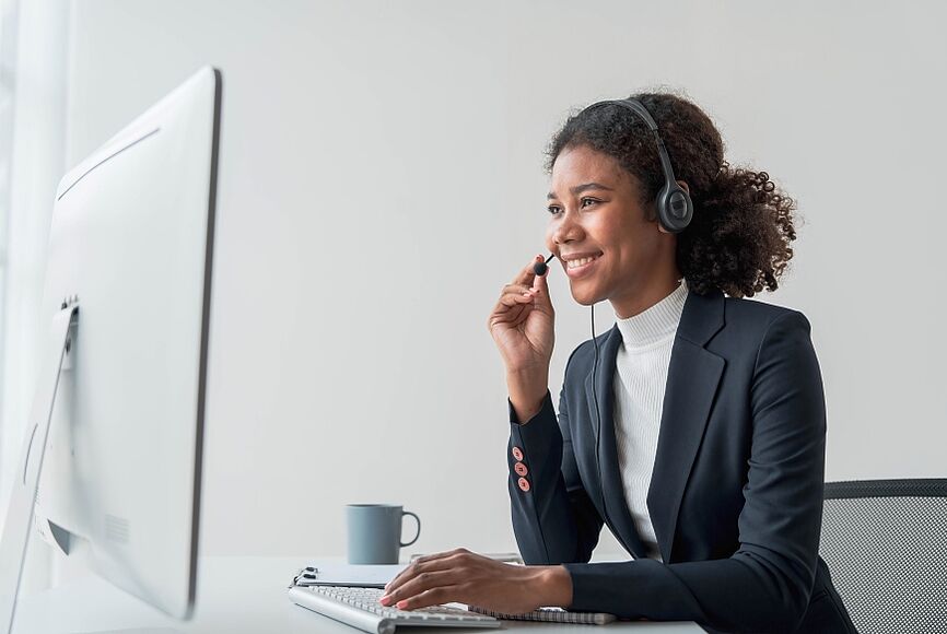 Téléconseillère qui communique en visioconférence