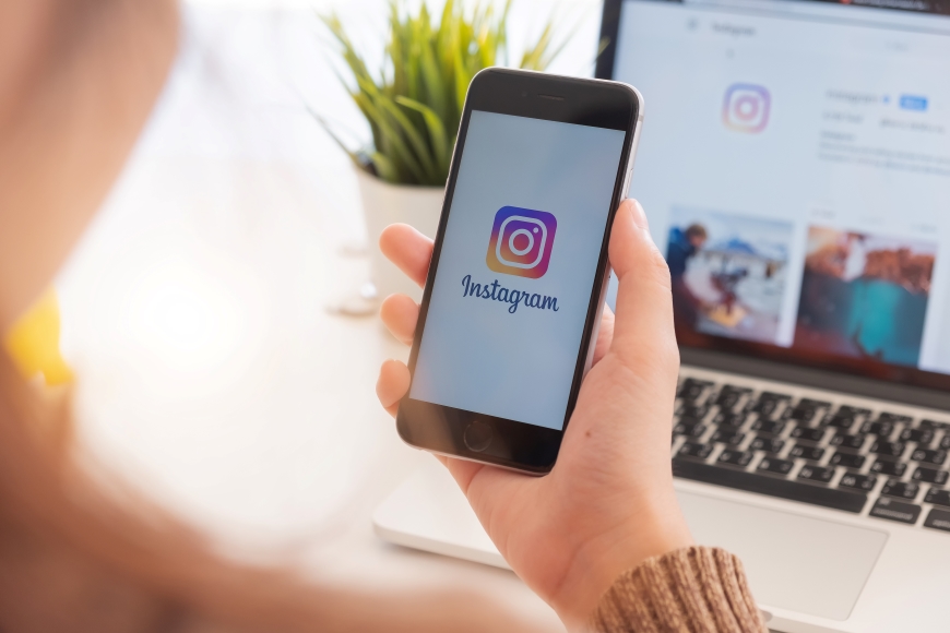 Personne navigant sur son smartphone avec l'application Instagram ouverte