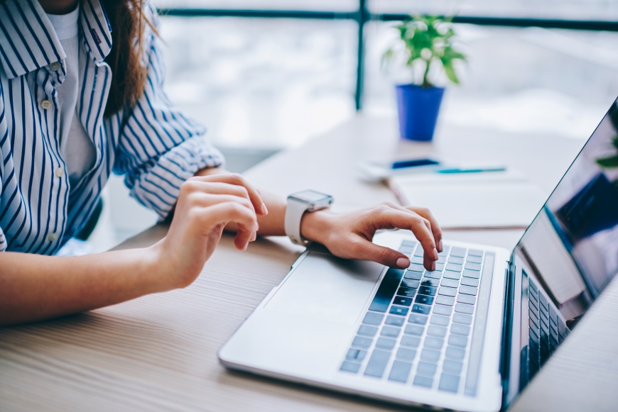 Une jeune femme travaille sur un ordinateur portable