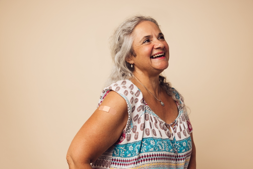Photo d'une femme âgée venant de se faire vacciner