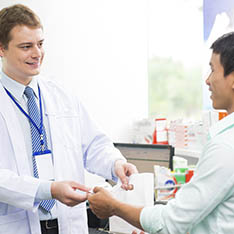 Photo d'un pharmacien avec un client en caisse