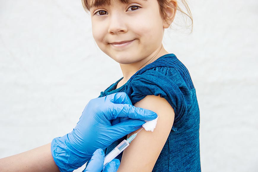 Image d'un enfant recevant une injection d'un vaccin